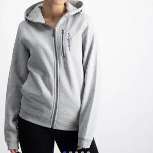 Sail racing tröja - Jag säljer min gråa sail racing tröja som är använda några enstaka gånger och är i nyskick. Tröjan är köpt för 999 kronor. Vill gärna få den såld snabbt❤️