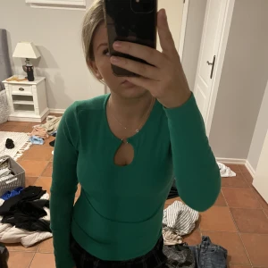 Grön jätte fin tröja - Fintröja med en liten ring där uppe