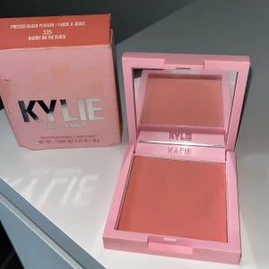 Blush - Säljer min Kylie Jenner blush i färgen Baddie on the block som är använd väldigt lite så mycket produkt kvar! Säljer då färgen är för ljus för mig. Förpackning ser använd ut men legat ihop med andra sminkprodukter! 