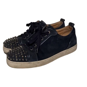 Loubs  - Size 43 Cond 8,5/10 No og, extra spike finns dock 