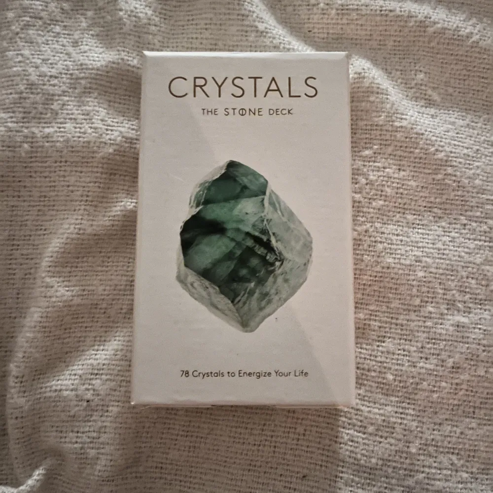 Kristall kort med information om kristallen och ett meddelande så kan användas hur man vill som exempelvis orakelkort eller för att lära sig. 🤍Som nya. Skor.