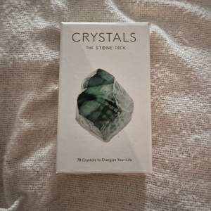 Kristall kort med information om kristallen och ett meddelande så kan användas hur man vill som exempelvis orakelkort eller för att lära sig. 🤍Som nya