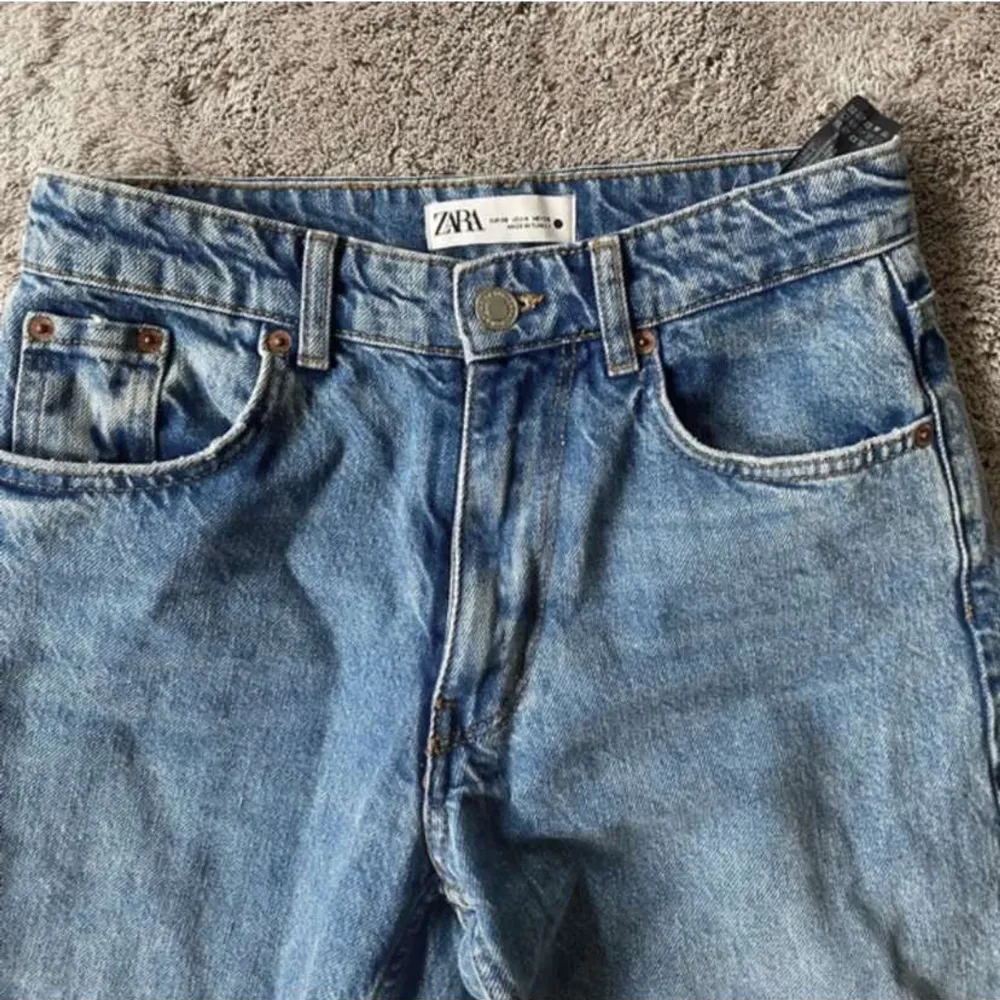 Ett par Zara jeans som tyvärr inte passade, är i nyskick & endast testade💓. Jeans & Byxor.