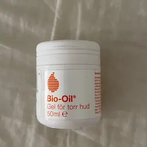 Säljer bio oil som är helt oöppnad (se bild 2)☺️Säljer då jag inte behöver den🤍Säljer för 45kr