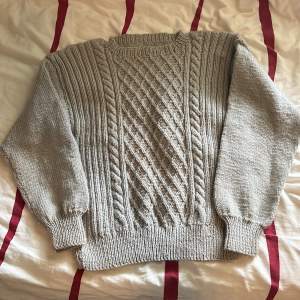 stickad tröja som liknar ”rory sweater” väldigt mkt 💕 står ingen storlek på tröjan men skulle säga xs-m beroende på hur man vill att den ska sitta ❤️ de två sista bilderna är LÅNADE och visar endast passformen!! 💕