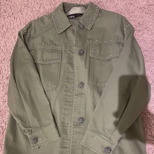 Jacka - En snygg jacka från Zara med pärlor på💚köpt för 850kr säljer för 300kr (pris kan även diskuteras)