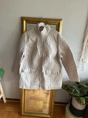 Quiltad jacka - Quiltad beige jacka. Den är köpt vintage men den ser ut att var helt oanvänd och är i superfint skick. Set ut som ny.  Den är oversized. 