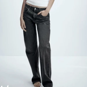 Svarta zara jeans - Säljer dessa super snygga jeans pga av att de tyvärr blivit för små. Strl 38, bra skick!