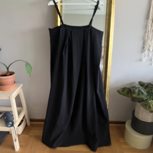 Oversized klänning - Oversized klänning med smala band. Köpte storlek L pga att jag ville ha den oversized (är vanligtvis en S & M) så den passar alla former.  Den är aldrig använd och köpt för en månad sedan för 499 & prislappen är fortfarande kvar. 