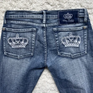 Victoria Beckham jeans  - Säljer mina snygga Victoria Beckham jeans. Midja 77, innerbenslängd 79. Lågmidjade och bootcut. Bra skick!