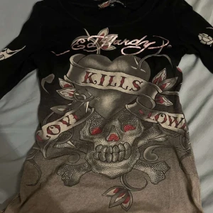 Ed Hardy tröja  - Säljer min Ed Hardy tröja då den ej kommer till användning längre. Köparen står för frakten. Använd gärna ”köp nu”