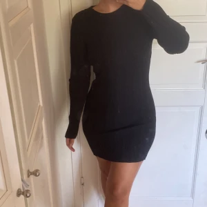 Svart klänning - Svart ribbstickad klänning från Gina tricot. Storlek S men materialet är väldigt stretchigt och passar XS-M. Ganska kort men funkar bra på mig som är 165. Slits längst ner på båda sidor. Väldigt bra skick