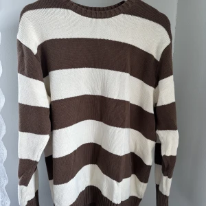 Brandy Melville tröja - Brun/Beige randig Brandy Melville tröja/kofta i virkat material.  Oversize fit, passar XS-M 