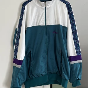 vintage Asics kofta   - Oversized fit för alla sotrlekar mellan S och L