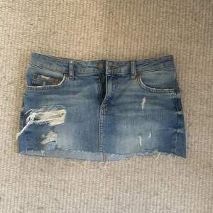 En lågmidjad jeans kjol köpt på second hand. Vill sälja så fort som möjligt så pris går att diskutera.💗🙏 köp direkt för 250+ frakt🫶🏻