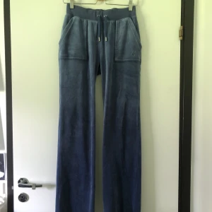 Juciy couture byxor - Mina jätte fina juicyis som är som ny dom är sparsamt använda och väl omhändertagna. Äkta. Strl XS. Fläckfria. I färgen ”grey blue”. Köpta för 1200kr. Intresse koll då jag inte har använt dom på länge. Fler bilder kan skickas vid intresse. Frakt ingår ej 