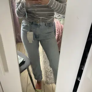 Helt nya Zara jeans som blev fel storlek. Mom jeans ungefär. 