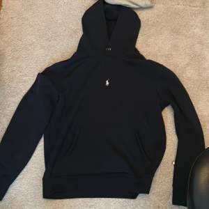 Polo ralph lauren hoodie i nyskick. Storlek (M). Nypris: 1700, Mitt pris: 800kr