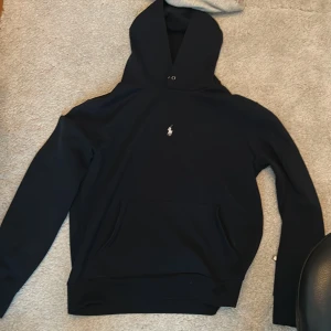 (M) Polo Ralph Lauren hoodie - Polo ralph lauren hoodie i nyskick. Storlek (M). Nypris: 1700, Mitt pris: 800kr