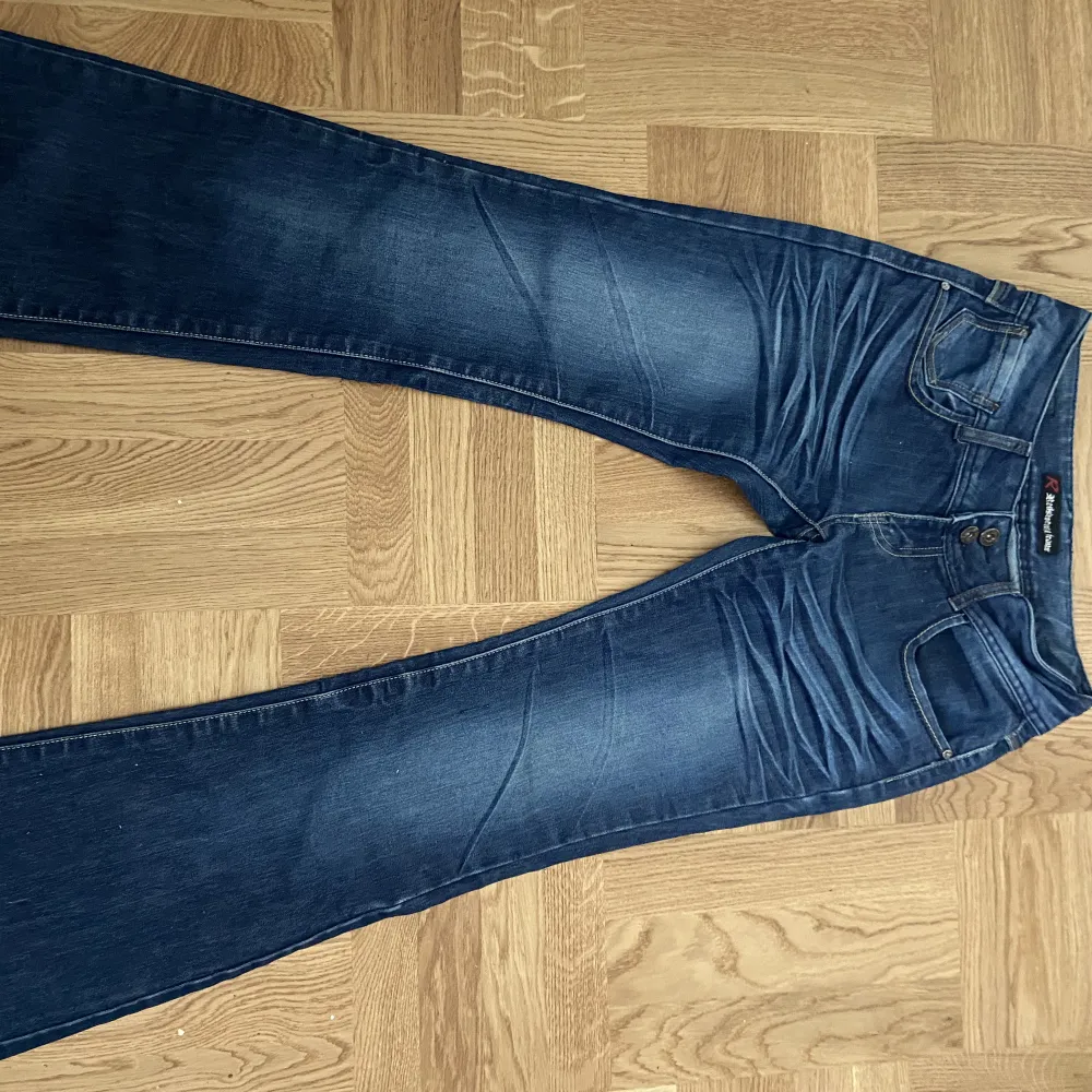 Supersnygga långa lågmidjade Jeans från secondhand - inga defekter. Passar någon som är över 170 cm och dom är relativt smala i midjan ❣️ säljer pga för små  Innerbenslängd : 82cm Midjelängd (tvärs över) : 37cm. Jeans & Byxor.