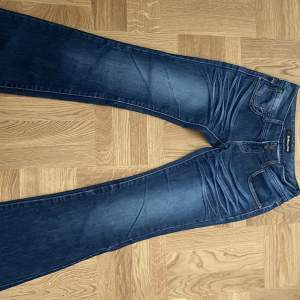 Supersnygga långa lågmidjade Jeans från secondhand - inga defekter. Passar någon som är över 170 cm och dom är relativt smala i midjan ❣️ säljer pga för små  Innerbenslängd : 82cm Midjelängd (tvärs över) : 37cm