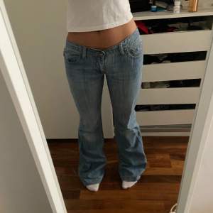 lågmidjade utsvängda jeans, W29&L33, midjemått: 41cm rakt över, innerbenet: 86cm. jag är 165 och de är för långa på mig! möts i stockholm eller fraktar