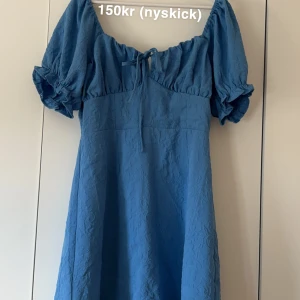 Klänning Bik Bok - Miniklänning i nyskick! Strl L. ”off shoulder” modell. Dragkedja bak.  Kan skickas, köpare står för frakt.  Kan hämtas i Sölvesborg.  