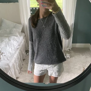 Stickad tröja - Najs stickad tröja som är lite längre men man kan vika upp den som jag gjort på bilderna💙💙