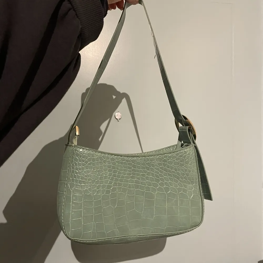 Pistachio grön väska! Älskar denna men kommer inte till användning🧚🏻‍♂️🧩👗👒. Väskor.