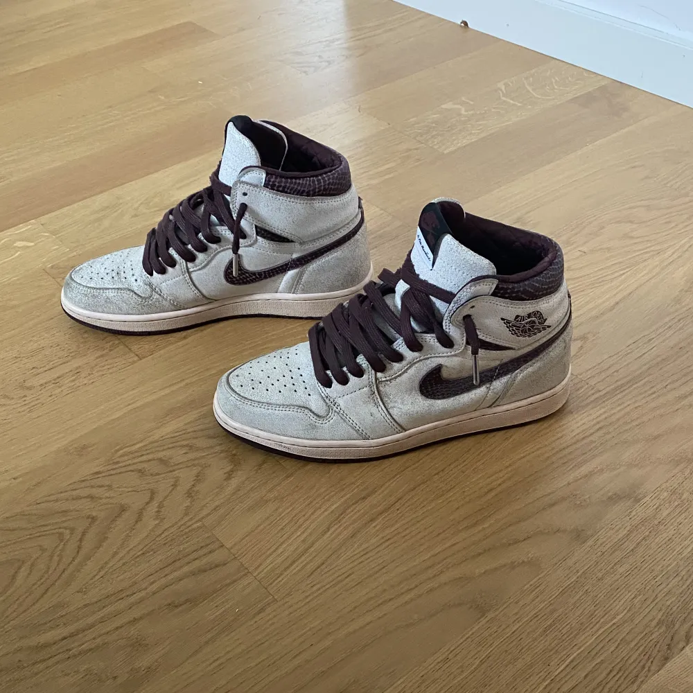 Jag säljer nu mina jordan 1 mid retro A ma manière. Box, extra skosnöre, kvitto och märke tillgår. Alla byten är intressanta. Skick: 8/10 Nypris: 3.780 kr . Skor.