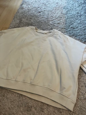 Vit sweatshirt  - Säljer en vit sweatshirt från lager 157. Den är för liten på mig. Använt några gånger men inga skador på den. 😊
