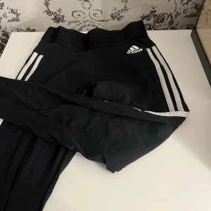 Adidas tights  - Dem är söndriga i kanten på midjan men det går lätt att laga. 