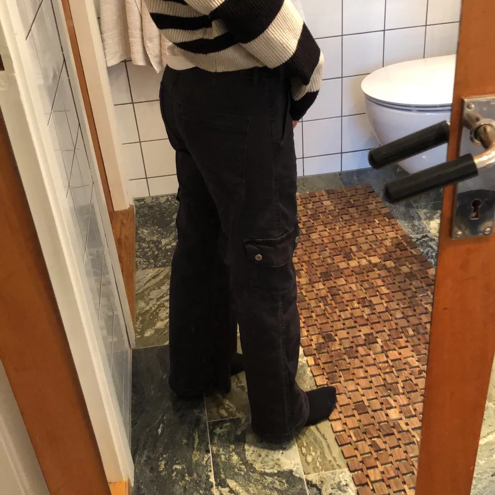 Svarta cargo jeans som är i väldigt bra skick. Nästan aldrig använda. Storlek 152 cm.. Jeans & Byxor.