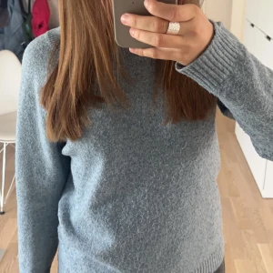 Stickad tröja - Trendig blå stickad tröja ifrån Vero Moda, i storlek S. Använd mycket men är i bra skick🙌🏼