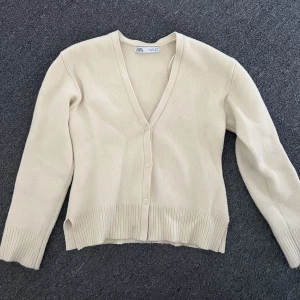 Stickad kofta  - Cremevit stickad tröja från zara 