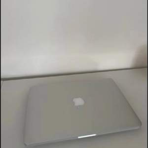 Säljer min Macbook pro retina 13 tum 2012 för 4000 kan gå ner Nåra hundra 