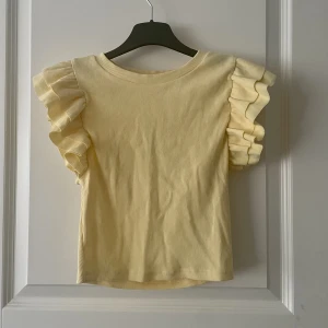 Zara topp🤩 - Säljer denna jättesöta Zara toppen i jättebra skick! Aldrig använd och har prislapparna kvar💗