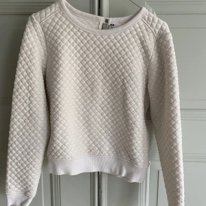 Vit tröja - En vit tröja från uniqlo med fina detaljer