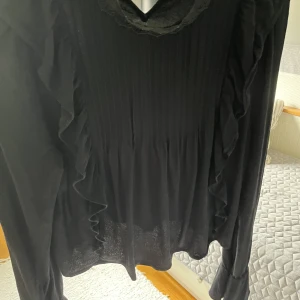 Zara blus  - Säljer denhär super fina zara blusen som tyvär är för liten för mig