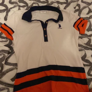 US polo tröja - Skit fin US polo tröja som säljs pga att jag ej använder den mer. Den har använts fåtal gånger. Den är i storleken S. Står ej för postens slarv 