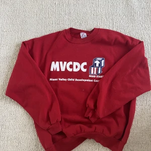 Sweatshirt  - Säljer denna vintage röda sweatshirt, den är oversized, bra skick, ( de är ludd på tröjan så de är inte fläckar ) 💗💗