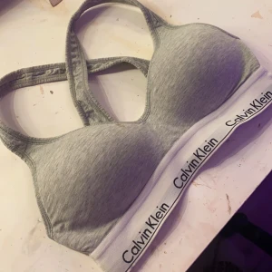 CK sport-bh  - As skön sport-bh från CK Använd Max typ 4 gånger  Storlek S