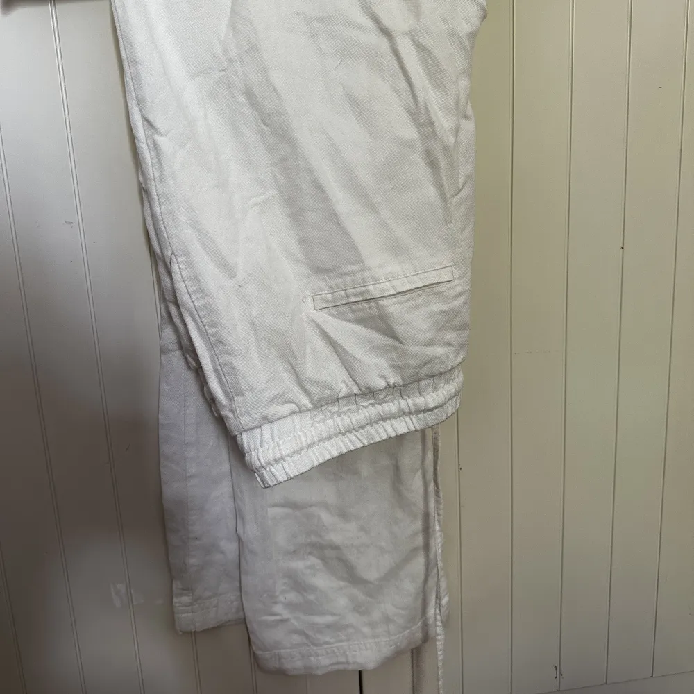 Raka vita linne byxor, köpta på sfera i Spanien storlek 42 men har använts av mig som normalt har 36, passar perfekt i längd på mig som är 163!. Jeans & Byxor.