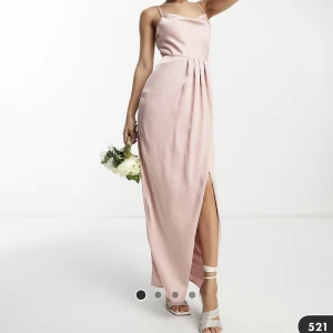 Rosa maxiklänning i satin - Helt oanvänd med lapp kvar! Från ASOS. Missade att skicka tillbaka så därför säljes den vidare. Nypris 831:-