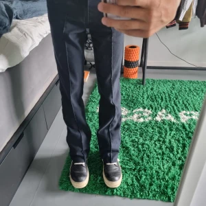 Vintage levis 517 polybyxa - Vintage levis 517 sta-prest bootcut  byxor från 90 talet, made in the USA. har en permanent crease i mitten. Litet hål i bakfickan, de bild, märks dock inte av vid användning. Kom pm för fler bilder. Notera att det inte är denim, det är en polyblend