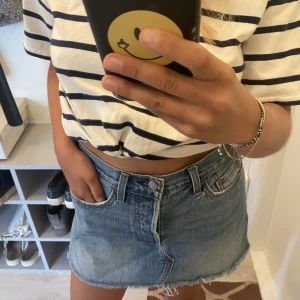 Levi’s jeanskjol  - Perfekt jeanskjol från Levis. Kommer bara inte till användning längre så därför jag säljer. W28