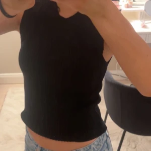 Bikbok linne  - Svart ribbad topp från Bikbok, köpt förra sommarn❤️ storlek XS! 