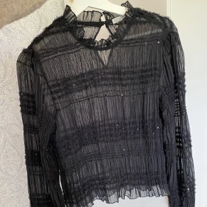 Fest topp  - Glittrig genomskinlig topp från Nelly. Inget slitage och köparen står för frakt 