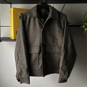 Jacka med knappar - Jackan är aldrig använd och är som helt ny med prislapp. Meddela vid frågor eller intresse !  