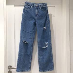 Supersnygga wide leg jeans från H&M!😻💘 Använda 2 ggr bara! 💞💐Inga defekter🌸 Storlek 152🫶🏼🫶🏼🫶🏼 